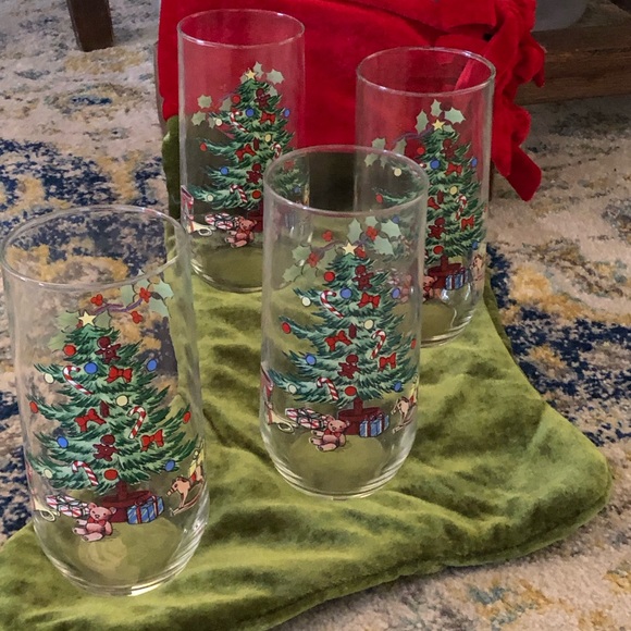 👀 HUGE SALE! VINTAGE CHRISTMAS TREE/TOYS/PRESENTS (4) BEVERAGE GLASSES - Picture 1 of 5
